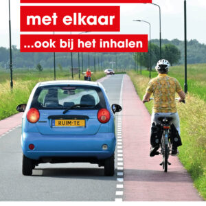 Poster met foto van auto die, op een weg buiten de bebouwde kom, met veel ruimte een fietser inhaalt.