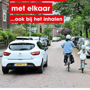 Poster met foto van auto die met veel ruimte een moeder en kind op de fiets inhaalt.