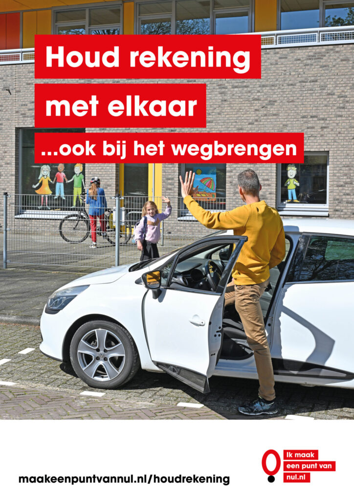 Poster met foto van man die naast zijn netjes geparkeerde auto staat en zijn dochter uitzwaait. Zij staat voor het schoolgebouw.