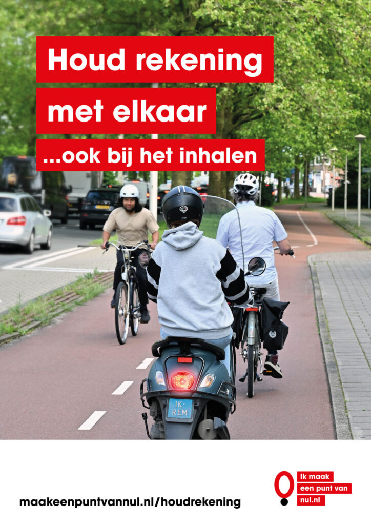 Poster met foto van scooter die afremt op fietspad, terwijl hij achter een fiets rijdt en een tegenligger aan komt fietsen