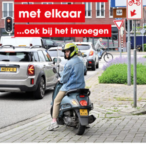 Poster met foto van scooter die goed kijkt voordat hij invoegt op de weg